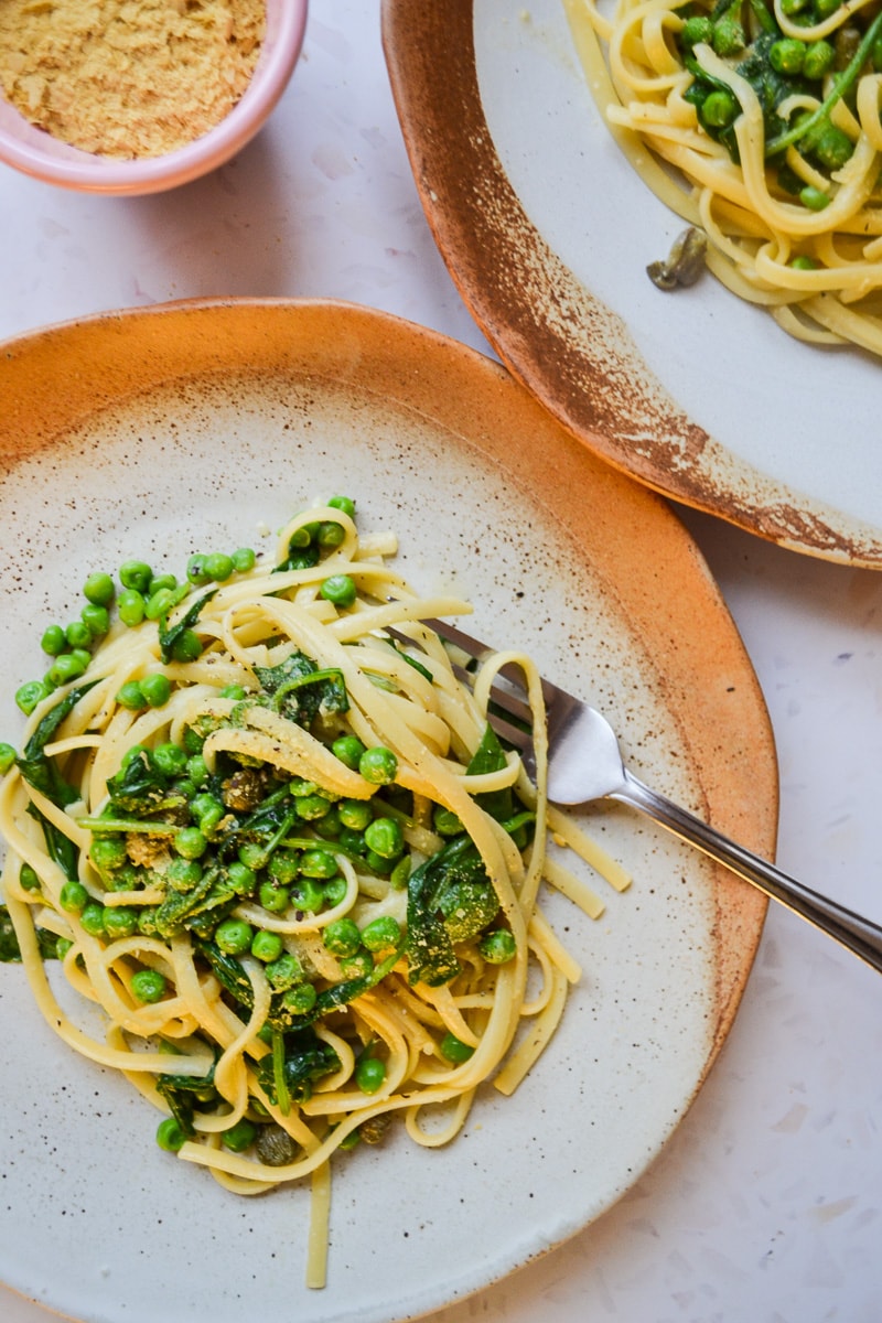 Vegan pea and spinach carbonara - aveggiefeast